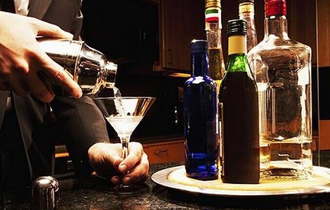 那些逐漸愛(ài)上中國(guó)白酒的西方人是怎么喝的？|餐飲界