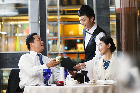 年末餐廳用工荒，看看老板、服務(wù)員、廚師都是怎么說的|餐飲界