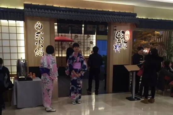 火鍋店關(guān)門(mén)潮之際，這家店憑啥開(kāi)業(yè)就排隊(duì)？