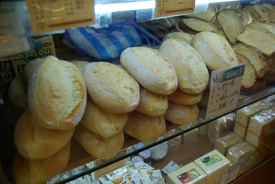 憂心餐廳倒閉，顧客用充值卡買一堆面包