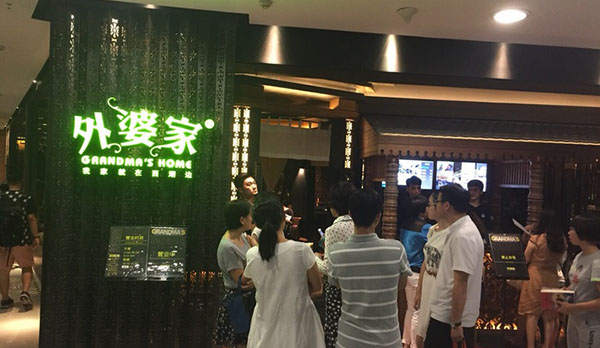 快來看??！奶奶和外婆打起來了！