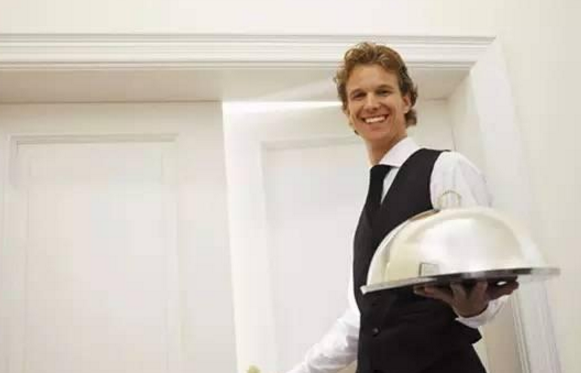 你餐廳員工留不?。磕鞘悄銢](méi)用對(duì)方法！