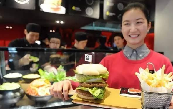 快餐連鎖三巨頭各自轉(zhuǎn)型“去快餐化”，三個方向哪家最強(qiáng)?|餐飲界