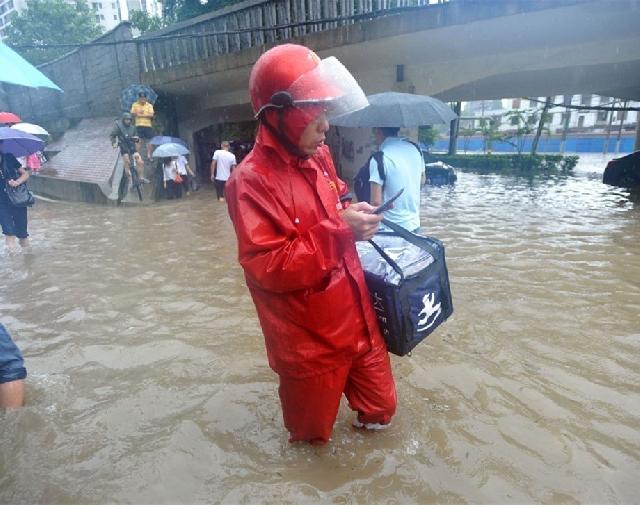 外賣小哥大冷天送外賣被偷 你們的良知在哪里？