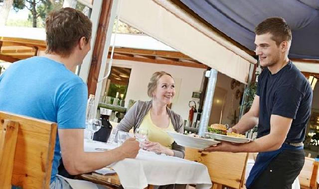 會說話的服務(wù)員，讓餐廳營業(yè)額翻倍！|餐飲界