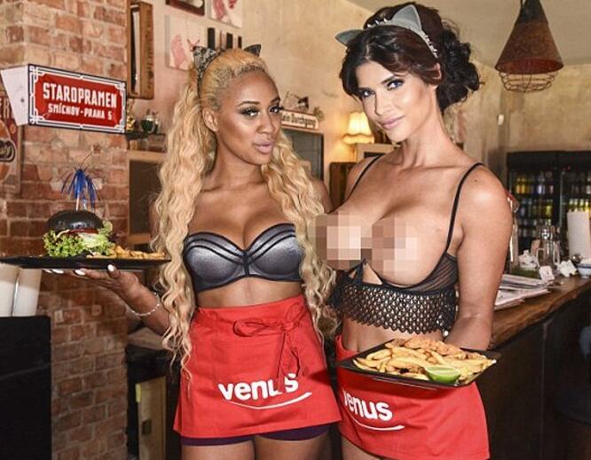 德國現(xiàn)裸體餐廳服務(wù)員裸上身服務(wù) 食客脫上衣可領(lǐng)免費飲料的服務(wù)你滿意嗎？|餐飲界