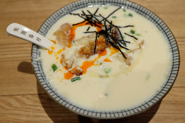 一碗豆?jié){12元，兩只包子26元…在餐飲寒冬，它靠什么讓顧客絡(luò)繹不絕|餐飲界