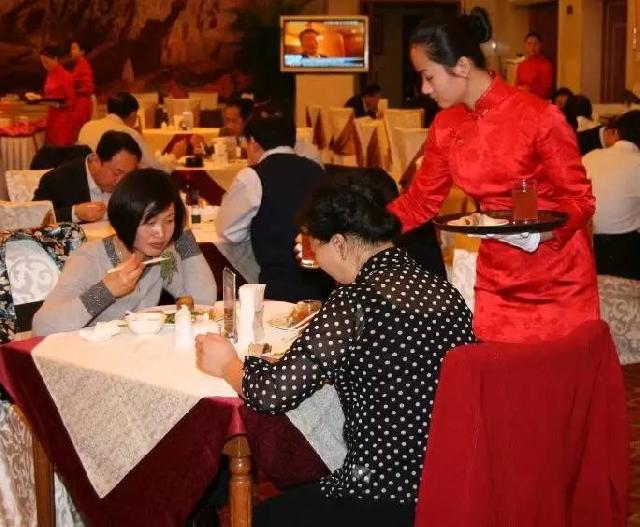 餐廳生意不好，老板竟然吃客人的剩菜……（看完沉默了?。?></a>
          <div> <a href=