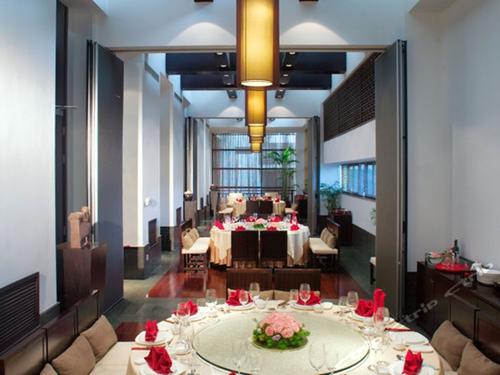 一家瀕臨破產(chǎn)的國營老酒店，如何起死回生？|餐飲界