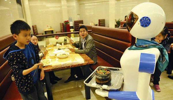 機器人當服務員 是營銷噱頭，還是行業(yè)升級|餐飲界
