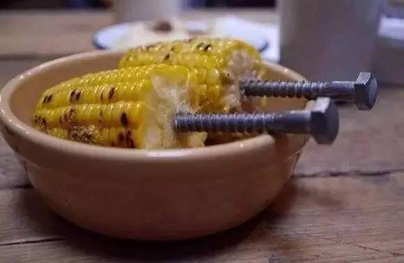 現(xiàn)在餐廳人上菜都流行這樣！還能不能讓人好好吃飯了？