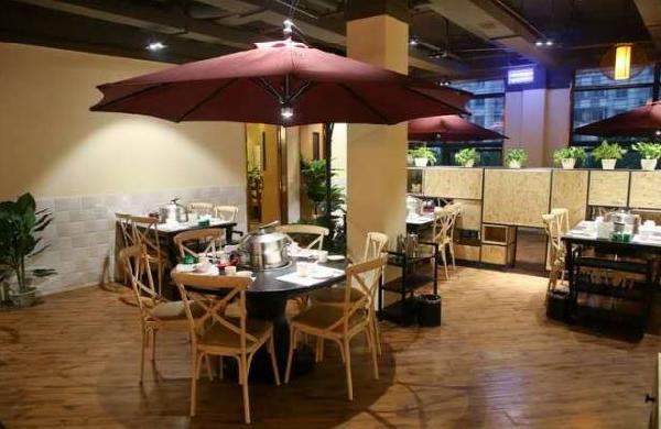 在悉尼市郊的一座購(gòu)物中心里，有一家叫作”五谷“的臺(tái)灣菜館。該店被安排在商場(chǎng)臨街的鋪位，一墻之外就是熱鬧繁華的街道。