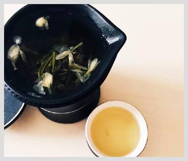 無印良品開了一家咖啡館，但主角是一款“性冷淡”的茶？|餐飲界