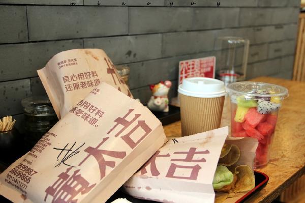 風(fēng)口上的同類，為何黃太吉關(guān)店過(guò)半，西少爺年入1億？|餐飲界