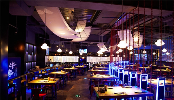 在冷門商圈創(chuàng)排隊奇跡，人均100+的串亭憑什么這么牛？