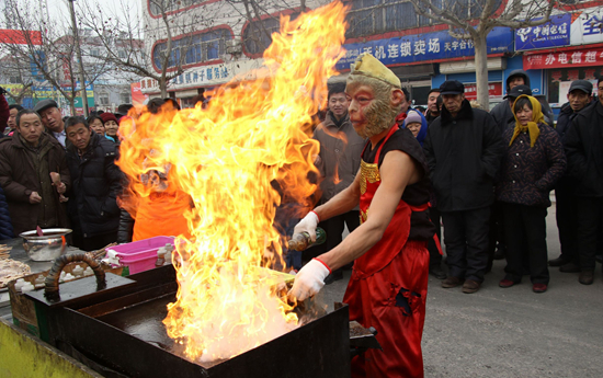 小兩口跑遍全國農(nóng)村廟會(huì) 扮孫悟空烤魷魚一天賺千元