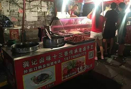 一天2000元銷售額，小龍蝦小推車模式有前景嗎？（上）