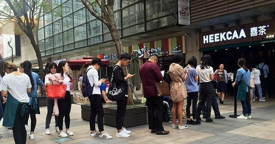 喜茶套路滿滿，但“找托兒排隊(duì)說(shuō)”小看了背后的段位
