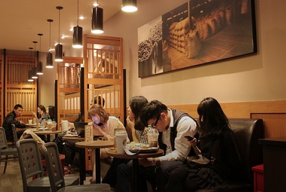 光中國同店銷售就增了 7%，星巴克重申全球開 12000 家新店的小目標