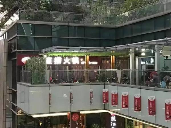 服務(wù)員底薪12800 海底撈玩這么大會(huì)死嗎？