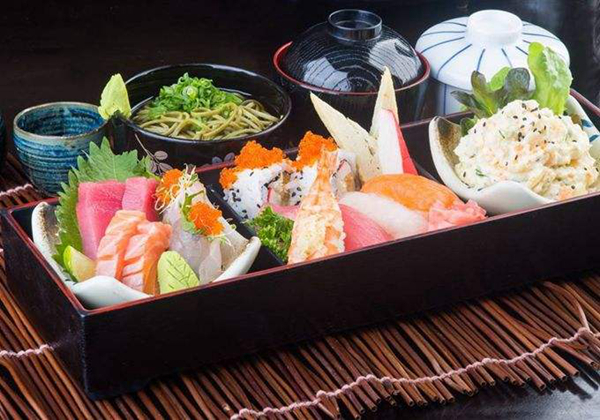 日料KO中國(guó)七大菜系，中國(guó)餐飲怎么辦？