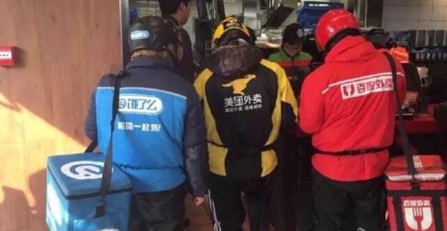 美團(tuán)負(fù)面纏身成餓了么融資前奏曲：外賣大戰(zhàn)要終結(jié)？