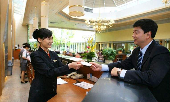 男顧客表白女服務員失敗拒付餐費，老板報警