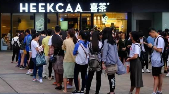 中產(chǎn)階層的污名化：為什么買喜茶、喝星巴克會(huì)被嘲笑？