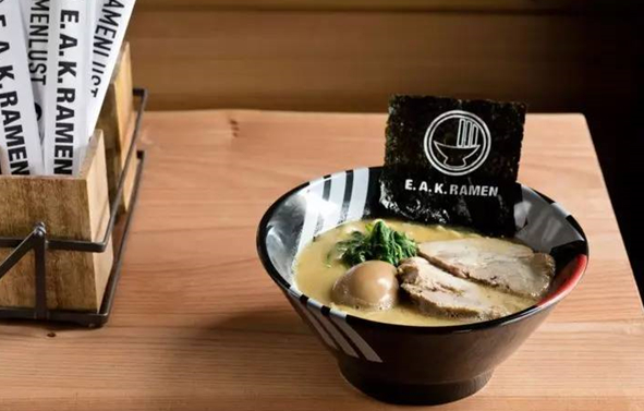 為了讓食客拍照時(shí)不忘記店名，餐館“心機(jī)地”將招牌印在了食物上