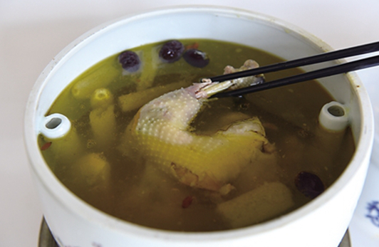 從放棄“鐵飯碗”到創(chuàng)辦餐飲企業(yè) 這道百年“雞湯”能否溫潤你的心靈？