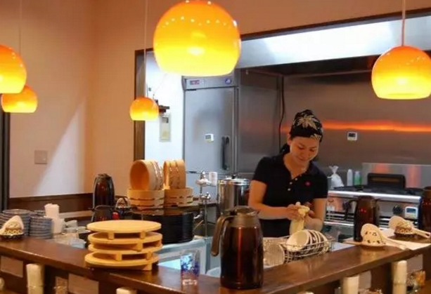 一人玩轉(zhuǎn)一家餐廳！這位日本女工程師把效率和眾包發(fā)揮到了極致