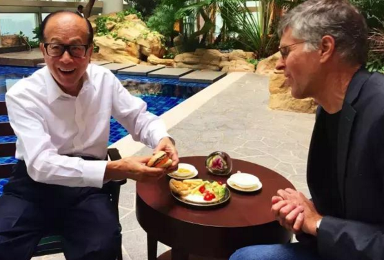 歷時7年，李嘉誠花了12億造出的純素漢堡開賣了！