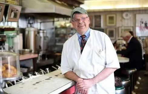 沒電腦沒wifi，這家92歲的餐廳也快活不下去了？