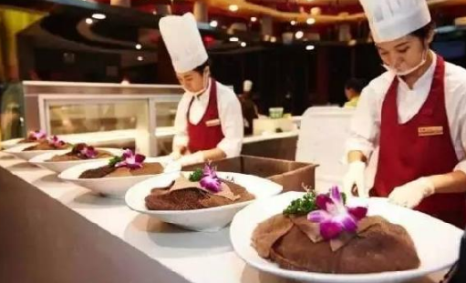 發(fā)獎(jiǎng)金，給廚師配保姆留住員工？但論留人還是海底撈牛