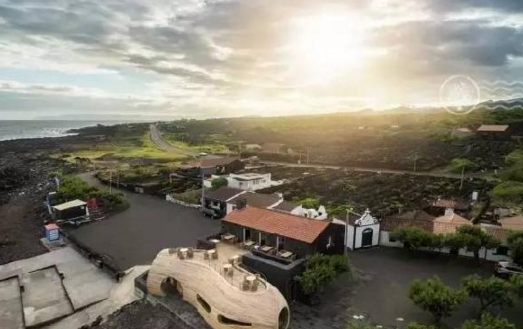 建造在巖石上的餐廳，看似鯨魚，又像酒桶！