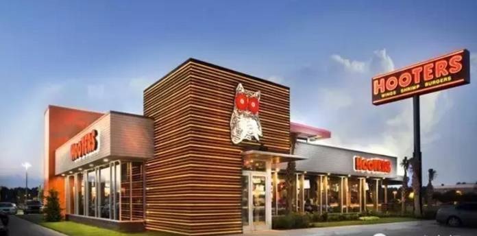 低胸白背心＋橙色熱褲＋辣舞，貓頭鷹餐廳全球開(kāi)430家店只因賣弄“軟色情”？