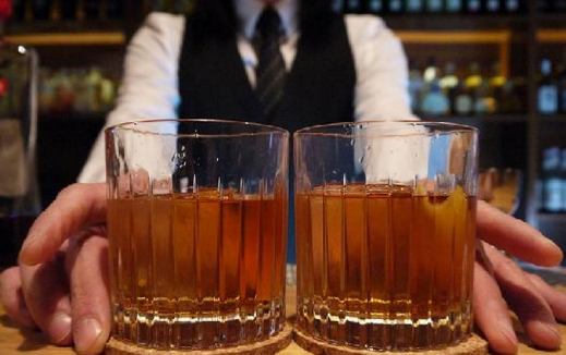 這家餐廳搬了三個(gè)地方躲開人群，可還是客源不斷...