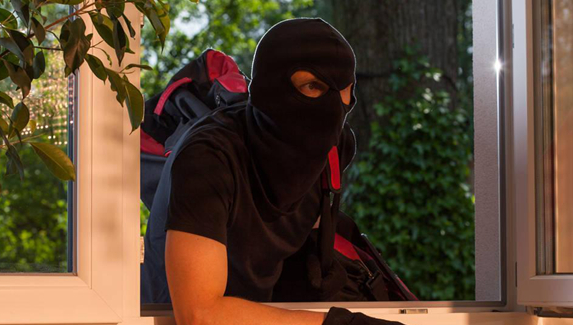 一夜之間5家餐飲店被盜 竊賊竟從后廚窗戶(hù)爬進(jìn)店里