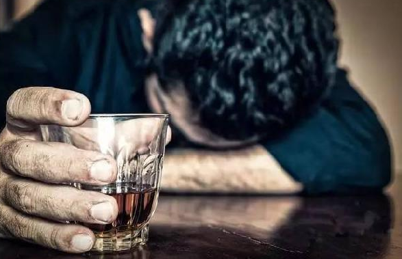 服務(wù)員背醉酒顧客摔斷腿，誰(shuí)該負(fù)責(zé)？