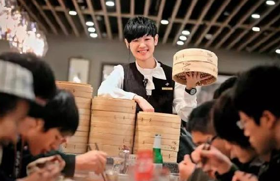 鼎泰豐員工忠誠度高、服務(wù)水平強(qiáng)的秘密原因是？