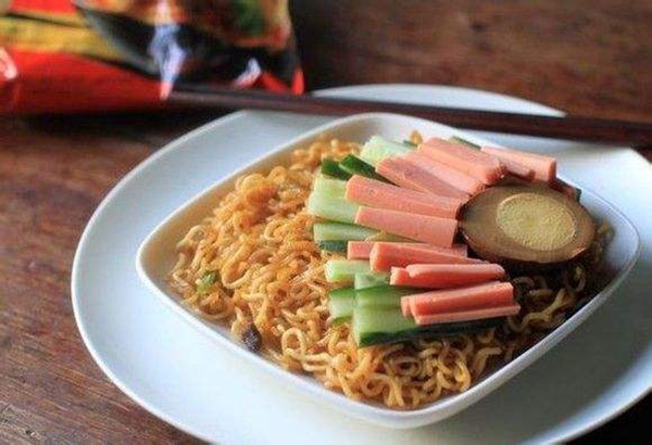 被外賣(mài)“打敗”的不只方便面，還有好搭檔火腿腸|餐飲界