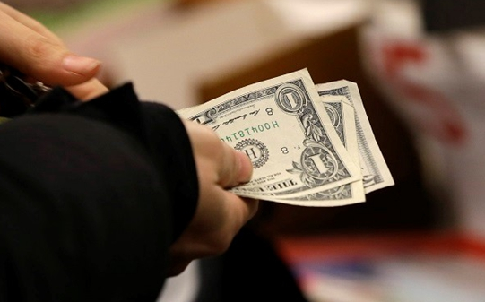 不留小費(fèi)就走？在英國(guó)餐廳千萬(wàn)別這么做！