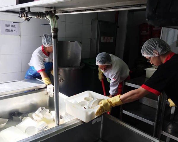 “老鼠門”后這11天，海底撈后廚都發(fā)生了什么？|餐飲界