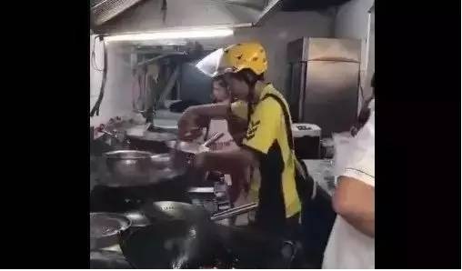 外賣小哥顛勺走紅網(wǎng)絡(luò)，外賣行業(yè)“致命”缺陷已遭曝光！