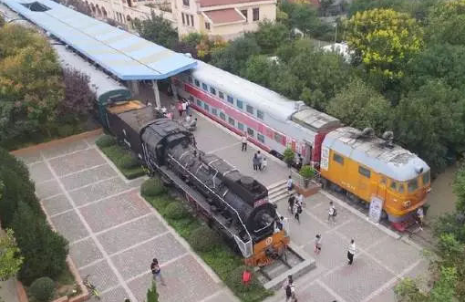 在火車上開美食街，一列車廂一個(gè)門店，租客瘋搶，人氣爆棚