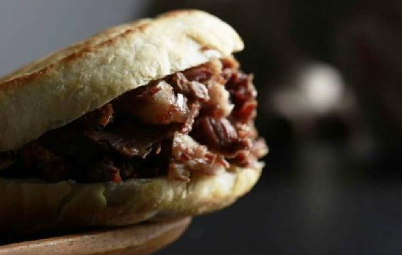 第一次創(chuàng)業(yè)失敗后，他3年磨一劍，讓驢肉火燒今年大火！