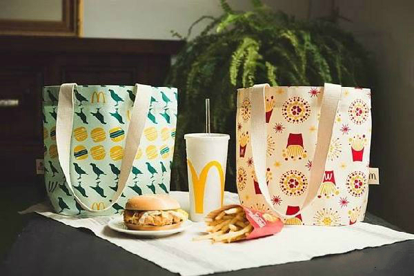 吃漢堡也文青，麥當(dāng)勞?！盎印眧餐飲界