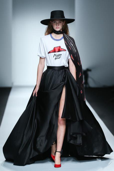 必勝客時(shí)裝周T臺(tái)發(fā)新品，跨界營(yíng)銷如何玩出新花樣？|餐飲界