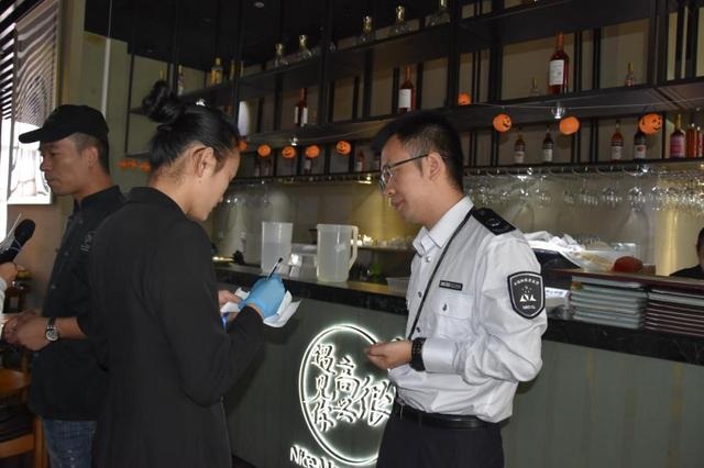 韓寒在深圳的餐廳再被查，后廚餐具堆地上降C！