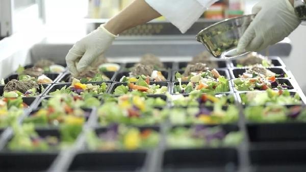 失去了新鮮感的沙拉再談曾經(jīng)的那些痛點(diǎn)，經(jīng)營(yíng)者們?cè)撊绾蚊鎸?duì)？